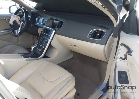 2013 Volvo S60 T5 Platinum z USA, uszkodzony, nr VIN YV1612FH8D2201116